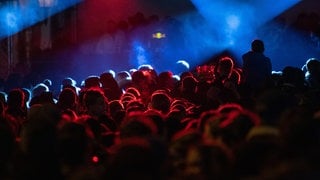 Auch in Discotheken werden ausländerfeindliche Parolen zum Lied "L'Amour Toujours" gegrölt.