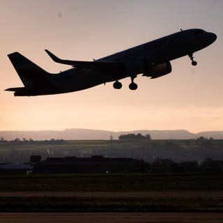 Ein Flugzeug des Typs Airbus A320 Neo startet am frühen Morgen vom Flughafen Stuttgart
