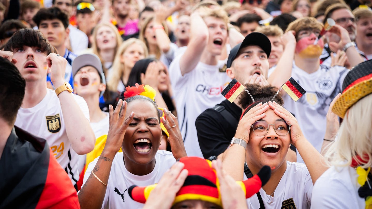 Fußball: EM, Deutschland - Spanien, Finalrunde, Viertelfinale, Public Viewing Berlin. Fans reagieren in der Fanzone am Brandenburger Tor.