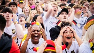 Fußball: EM, Deutschland - Spanien, Finalrunde, Viertelfinale, Public Viewing Berlin. Fans reagieren in der Fanzone am Brandenburger Tor.