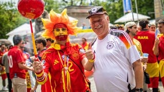 Fußball: EM, Spanien - Deutschland, Finalrunde, Viertelfinale in Stuttgart. Vor dem Spiel feiern Spanien- und Deutschland-Fans auf dem Karlsplatz.