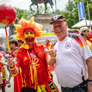 Fußball: EM, Spanien - Deutschland, Finalrunde, Viertelfinale in Stuttgart. Vor dem Spiel feiern Spanien- und Deutschland-Fans auf dem Karlsplatz.