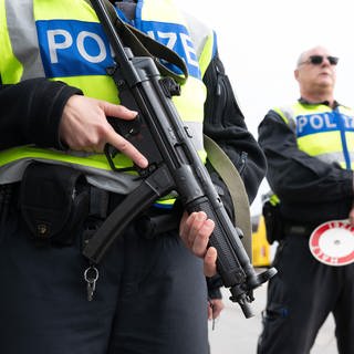 Bewaffnete Bundespolizisten stehen anlässlich von Grenzkontrollen vor Beginn der Fußball-EM an einem Grenzübergang.