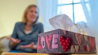 Liebeskummer Taschentuchbox Frau weint