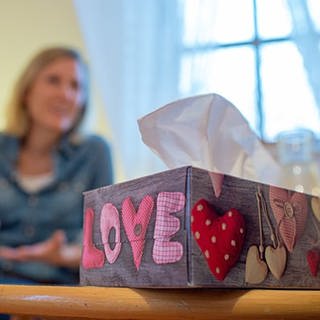 Liebeskummer Taschentuchbox Frau weint