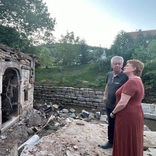 Michaela und Joachim Knödler stehen vor dem zerstörten Schuppen