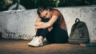 Trauriger weiblicher Teenager in Schwierigkeiten nach der Schule