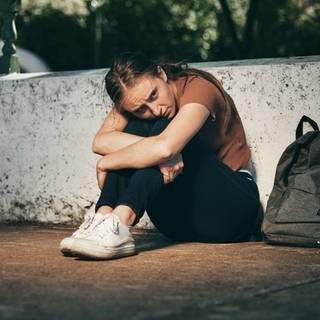 Trauriger weiblicher Teenager in Schwierigkeiten nach der Schule