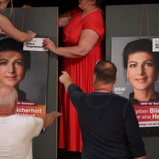 Mitglieder hängen Plakate für die Präsentation der Kampagne für die Landtagswahl des Bündnis Sahra Wagenknecht - Vernunft und Gerechtigkeit (BSW) auf