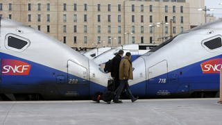 Reisende gehen an Hochgeschwindigkeitszügen der Eisenbahngesellschaft SNCF vorbei (Archivbild). 