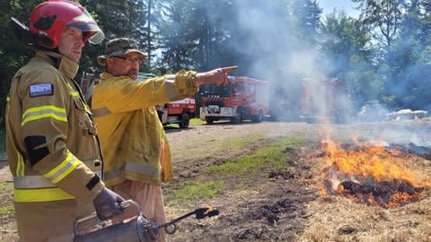 Alexander Held, einer der führenden Spezialisten für Waldbrandprävention in Europa, erklärt einem Kollegen etwas zu Waldbränden.