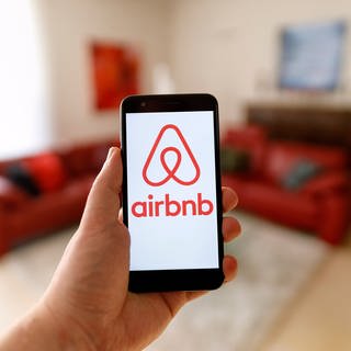 Das Logo des Wohnraumvermittlers Airbnb auf einem Mobiltelefon