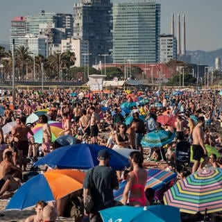 Barcelona, Spain: People crowds and cool off at Bogatell beach in Barcelona amid a heat wave affecting the Iberian Peninsula that is reaching record temperatures for summertime. 