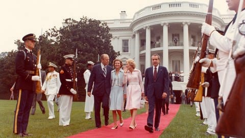 Richard Nixon (r.) wird von seinem Nachfolger vom Weißen Haus zum Hubschrauber begleitet.