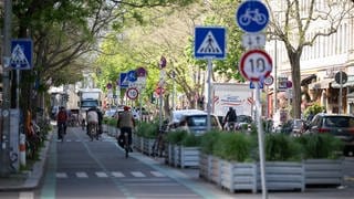 Fahrradfahrer fahren über eine extra Fahrradstraße 