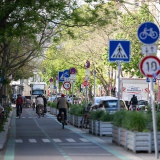 Fahrradfahrer fahren über eine extra Fahrradstraße 