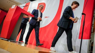 Die SPD-Vorsitzende Saskia Esken, die Spitzenkandidatin der SPD Sachsen Petra Köpping und der Spitzenkandidat der SPD Thüringen Georg Maier verlassen die Pressekonferenz nach den Landtagswahlen in Sachsen und Thüringen in der Parteizentrale.