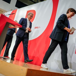 Die SPD-Vorsitzende Saskia Esken, die Spitzenkandidatin der SPD Sachsen Petra Köpping und der Spitzenkandidat der SPD Thüringen Georg Maier verlassen die Pressekonferenz nach den Landtagswahlen in Sachsen und Thüringen in der Parteizentrale.