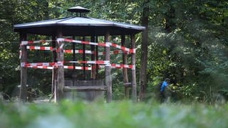 Eine Grillstelle im Wald ist mit einem Band abgesperrt