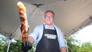 Mario Voigt (CDU-Spitzenkandidat in Thüringen) beim Bratwurstgrillen