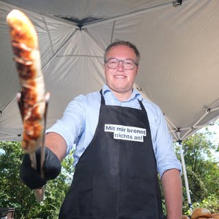 Mario Voigt (CDU-Spitzenkandidat in Thüringen) beim Bratwurstgrillen