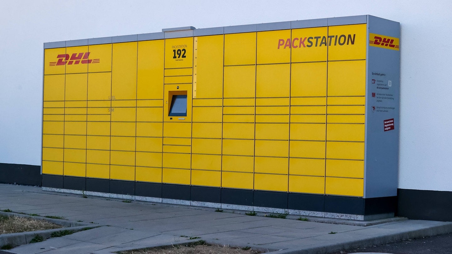 Eien trostlose Packstation der DHL. Mehr bietet die Post an manchen Orten nicht