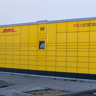 Eien trostlose Packstation der DHL. Mehr bietet die Post an manchen Orten nicht