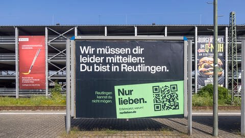 Imagewerbung der Stadt Reutlingen:  Auf einem Plakat steht: Wir müssen Dir leider mitteilen. Du bist in Reutlingen. 