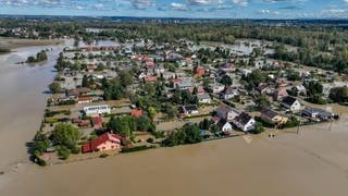 Ein Drohnenbild zeigt die Hochwassersituation im Bezirk Ostrava-Koblov in Tschechien.