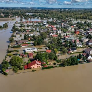 Ein Drohnenbild zeigt die Hochwassersituation im Bezirk Ostrava-Koblov in Tschechien.