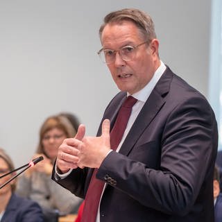 RLP-Ministerpräsident Alexander Schweitzer (SPD) hat im Landtag seine erste Regierungserklärung abgegeben.