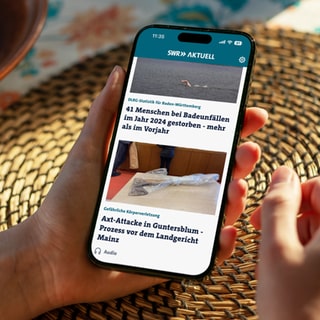 Die SWR Aktuell-App auf einem Smartphone