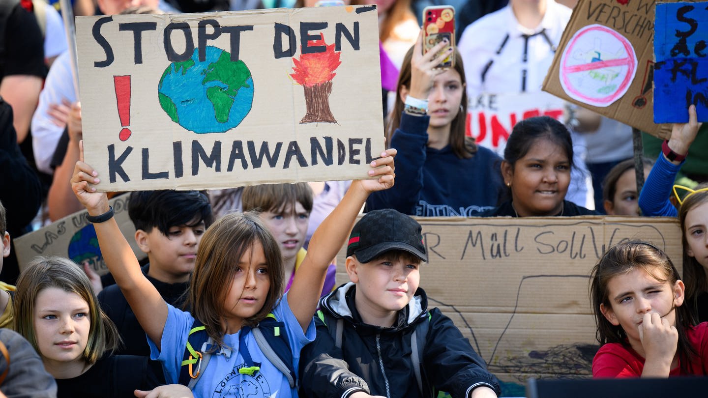 Zahlreiche Kinder und Jugendliche demonstrieren anlässlich des globalen Klimastreiks vor dem Bundeskanzleramt.