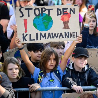 Zahlreiche Kinder und Jugendliche demonstrieren anlässlich des globalen Klimastreiks vor dem Bundeskanzleramt. 