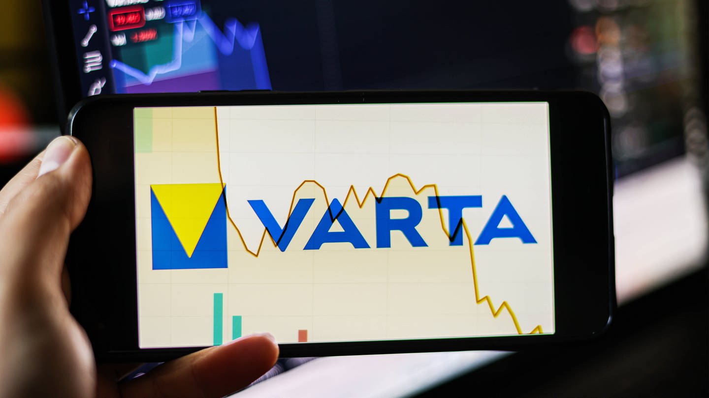 Varta kriselt weiter Symbolbild: Varta Logo vor Laptopbildschirm mit Börsenkurs