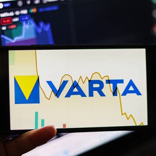 Varta kriselt weiter Symbolbild: Varta Logo vor Laptopbildschirm mit Börsenkurs