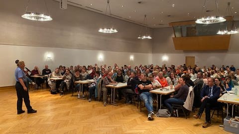 Im Bürgerhaus in Heßheim (Rhein-Pfalz-Kreis) hat die Polizei am Dienstag zum Thema Kinderansprecher informiert