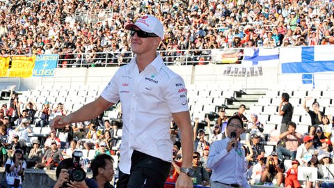 Rennfahrer Michael Schumacher gab 2012 in Suzuka bekannt, dass er nach der Saison aufhören werde. 