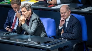 Bundeskanzler Olaf Scholz (SPD), verfolgt die Debatte neben Robert Habeck (Grüne), Bundesminister für Wirtschaft und Klimaschutz, und Christian Lindner (FDP), Bundesminister der Finanzen, nach einer Regierungserklärung zum EU-Gipfel im Bundestag.