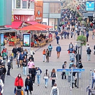 Die Limbecker Straße als eine Einkaufsstraße im Stadtkern von Essen.