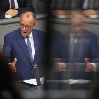 Friedrich Merz spricht nach der Regierungserklärung des Bundeskanzlers