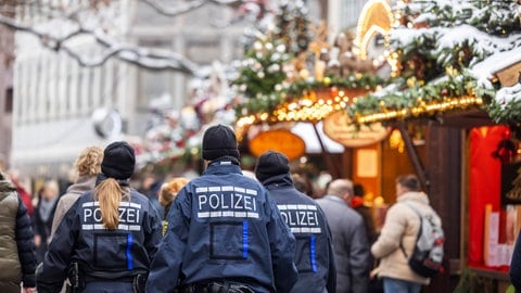 Auf dem Weihnachtsmarkt in Stuttgart sorgen Polizeibeamte für Sicherheit.