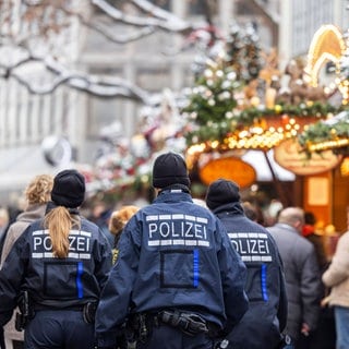 Auf dem Weihnachtsmarkt in Stuttgart sorgen Polizeibeamte für Sicherheit.