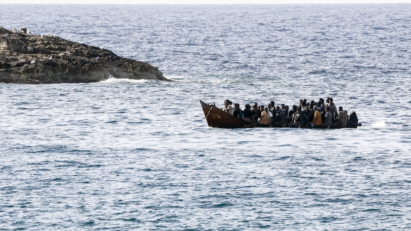 Migranten kommen am Hafen der Insel Lampedusa an.