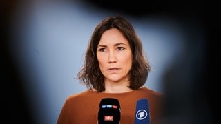 Anne Spiegel (Grüne), Bundesministerin für Familie, Senioren, Frauen und Jugend hat bei einem kurzfristig einberufenen Statement ihren vierwöchigen Familienurlaub nach der Flutkatastrophe im vergangenen Sommer als Fehler bezeichnet und sich dafür entschuldigt.