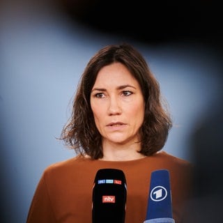 Anne Spiegel (Grüne), Bundesministerin für Familie, Senioren, Frauen und Jugend hat bei einem kurzfristig einberufenen Statement ihren vierwöchigen Familienurlaub nach der Flutkatastrophe im vergangenen Sommer als Fehler bezeichnet und sich dafür entschuldigt.