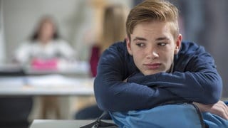 Frustrierter Teenager, der dem Unterricht nicht folgen kann