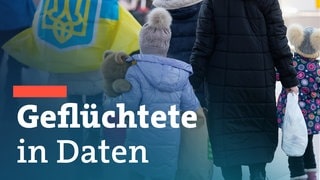 Flüchtlinge aus der Ukraine werden nach ihrer Ankunft am Hauptbahnhof von Mitarbeitern der Caritas und freiwilligen Helfern empfangen.