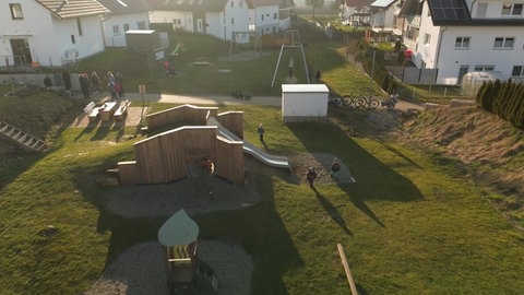 Landleben in Mehrstetten: Den Spielplatz haben die Bürger selbst gebaut.