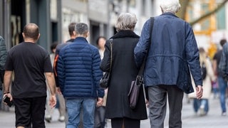 Rentner laufen durch eine eine Fußgängerzone. In den kommenden Jahren erwartet Rheinland-Pfalz eine Verrentungswelle.